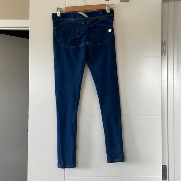 Hip lifting Jeans in Dark Blue - Picture 2 of 4